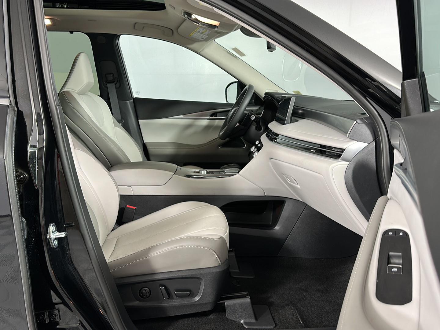 New 2026 Mineral Black INFINITI LUXE image 38
