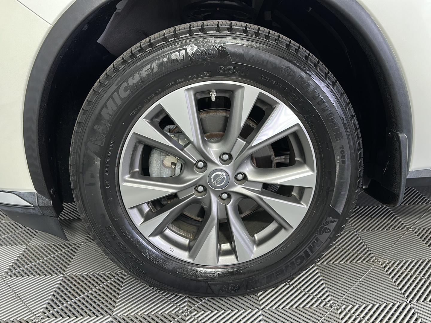 Used 2018 Pearl White Nissan SL image 15