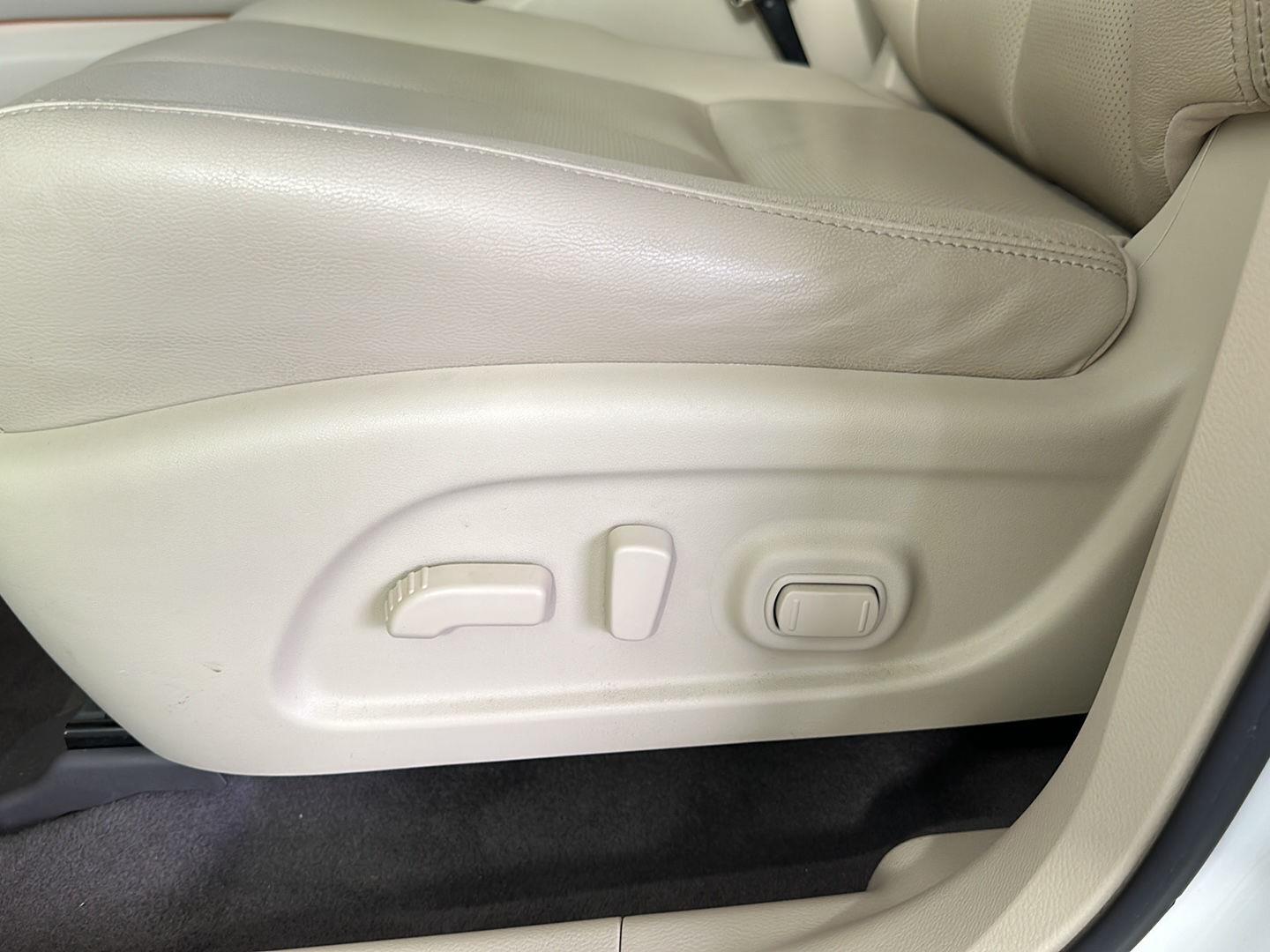 Used 2018 Pearl White Nissan SL image 20