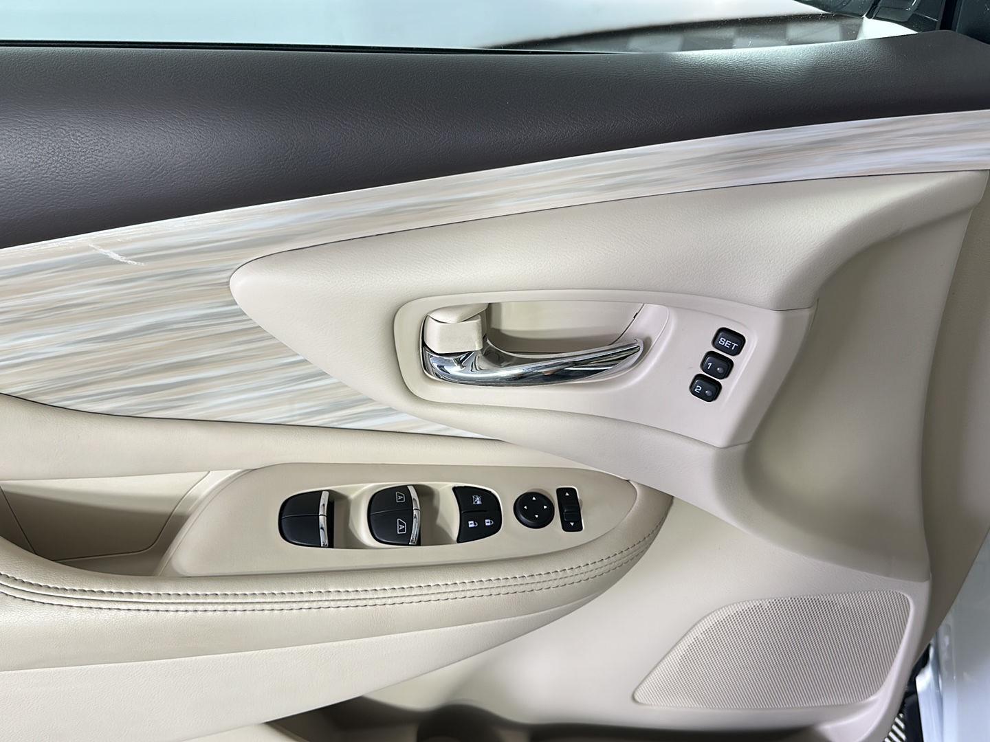 Used 2018 Pearl White Nissan SL image 21