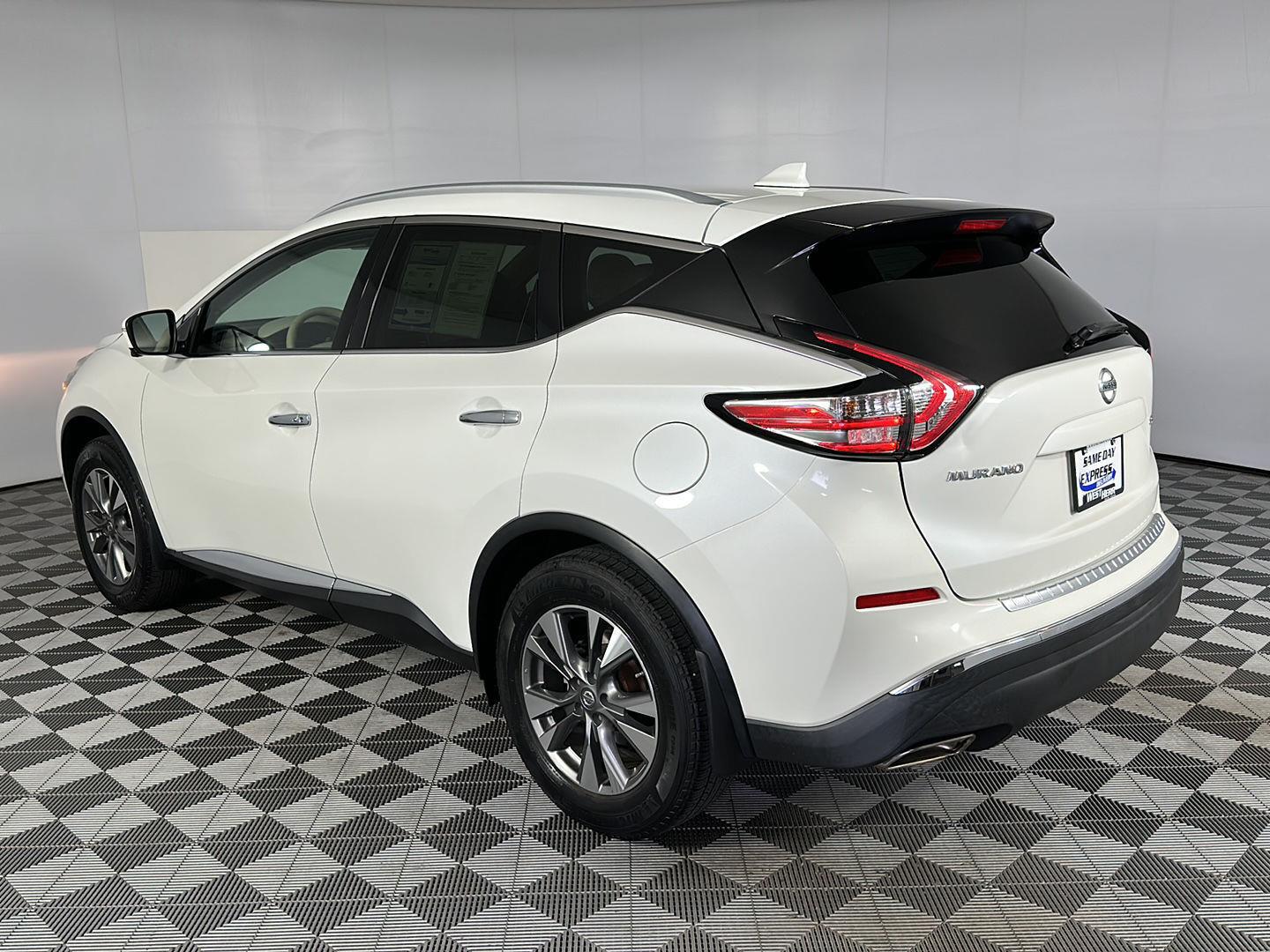 Used 2018 Pearl White Nissan SL image 4