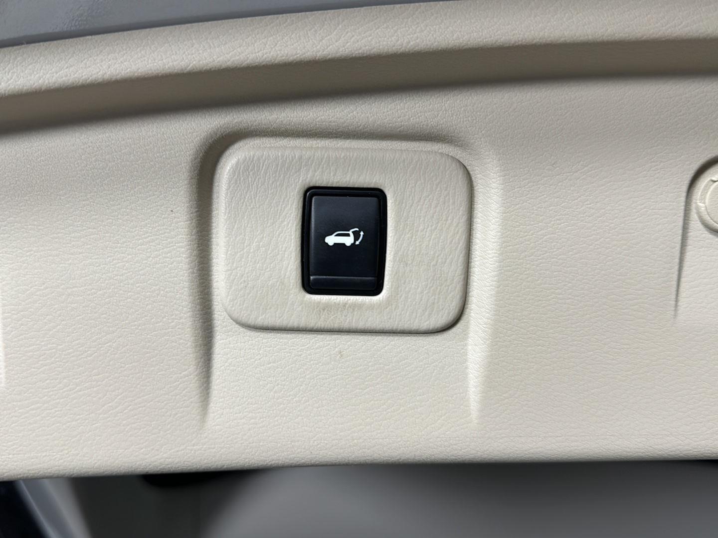 Used 2018 Pearl White Nissan SL image 30