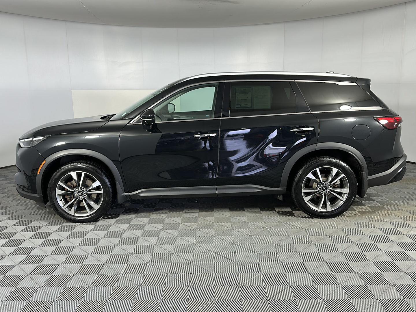 Certified Used 2023 Mineral Black INFINITI LUXE image 19