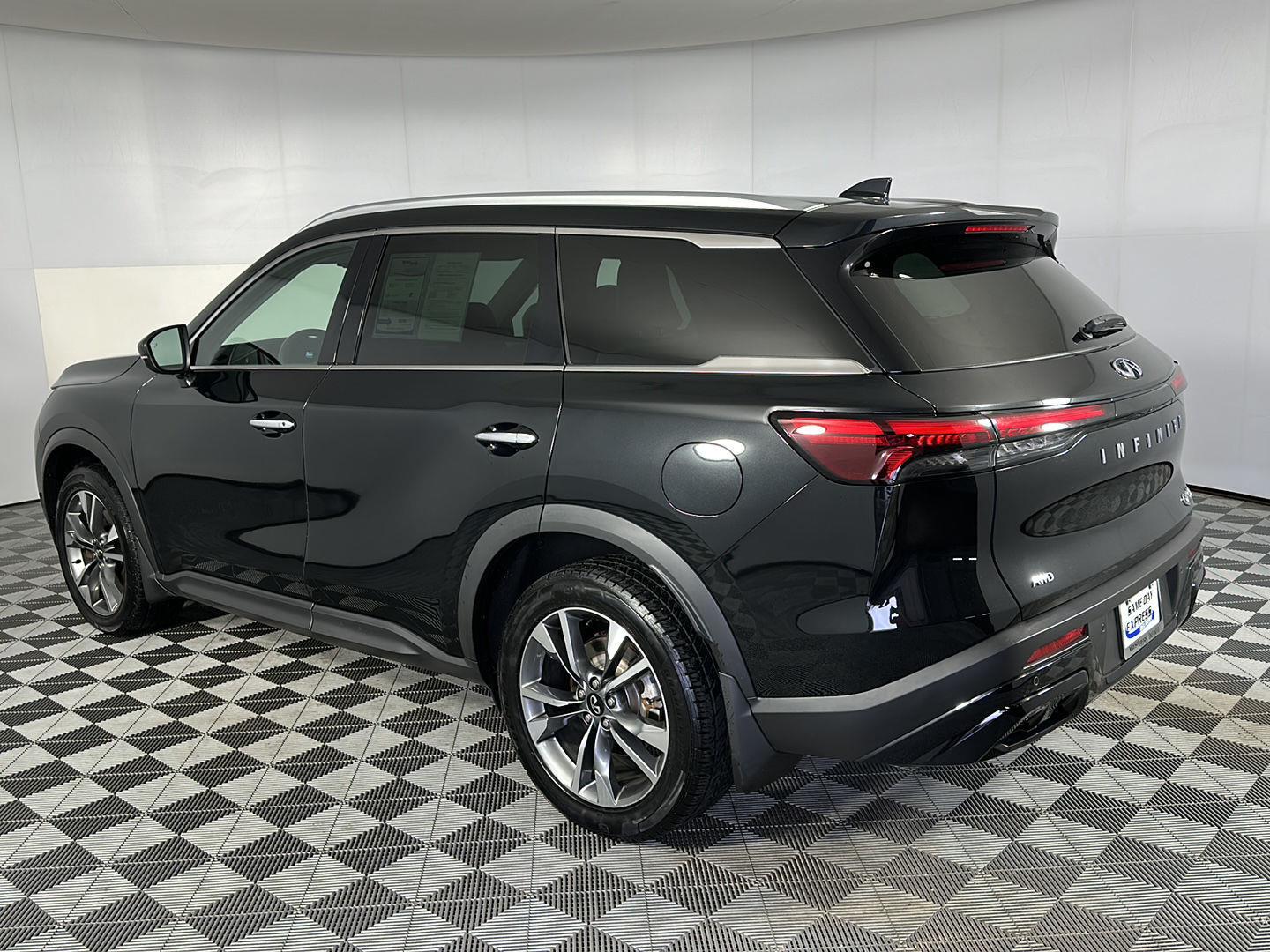 Certified Used 2023 Mineral Black INFINITI LUXE image 5