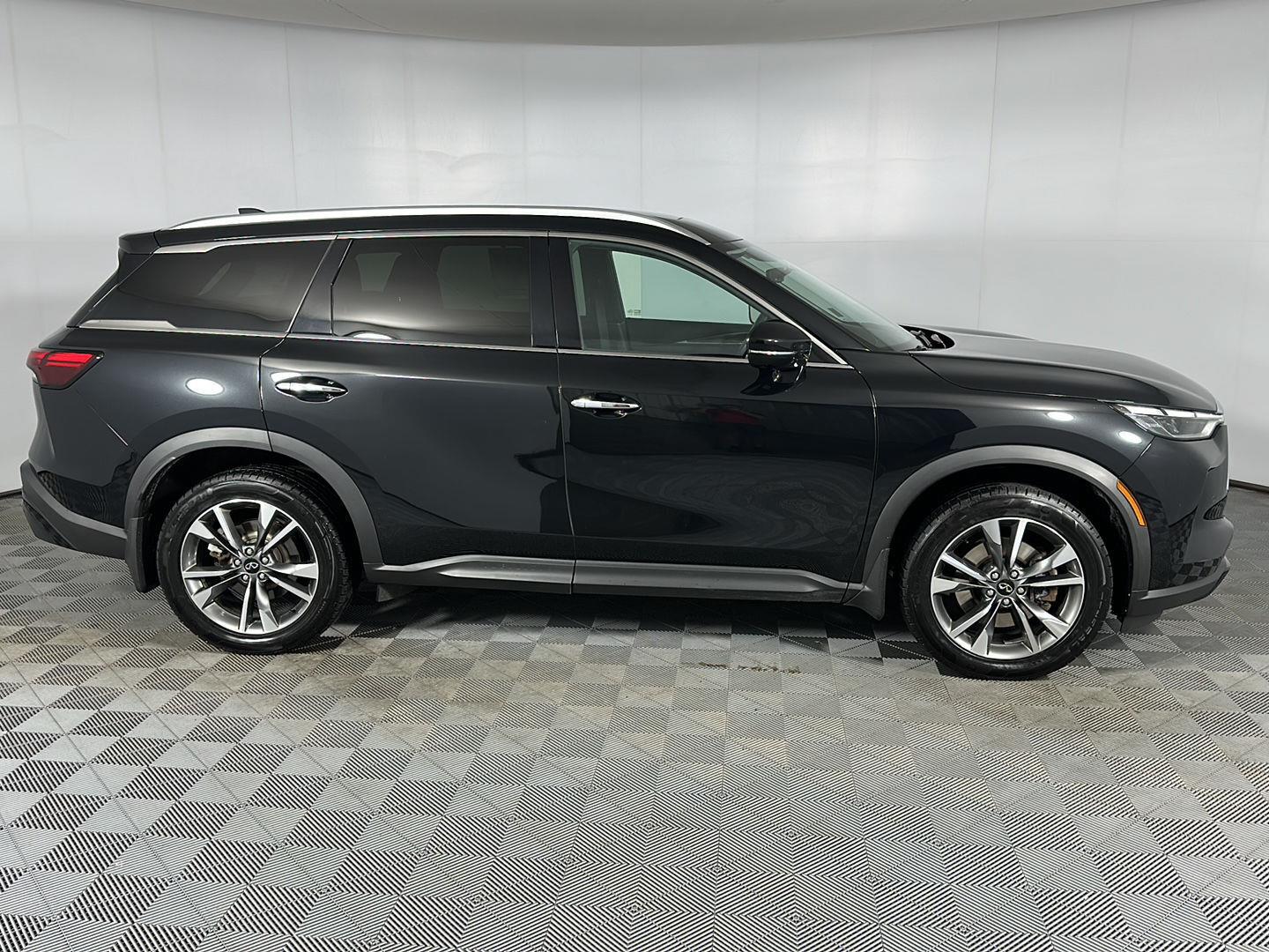 Certified Used 2023 Mineral Black INFINITI LUXE image 33