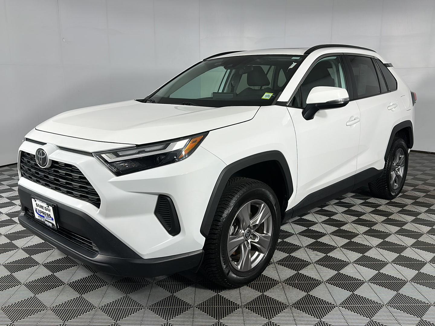 Used 2022 White Toyota XLE image 3