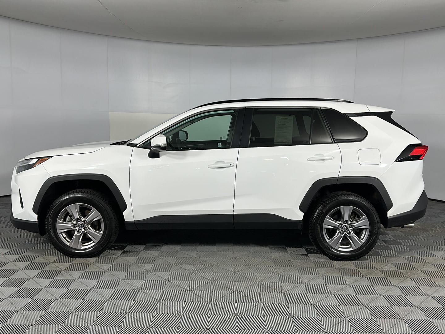 Used 2022 White Toyota XLE image 5