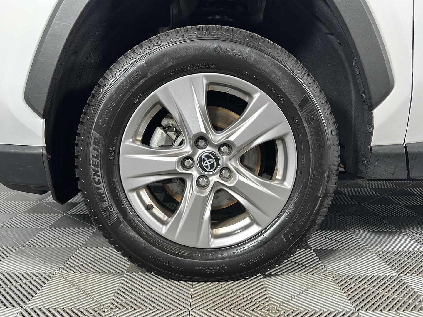 Used 2022 White Toyota XLE image 6