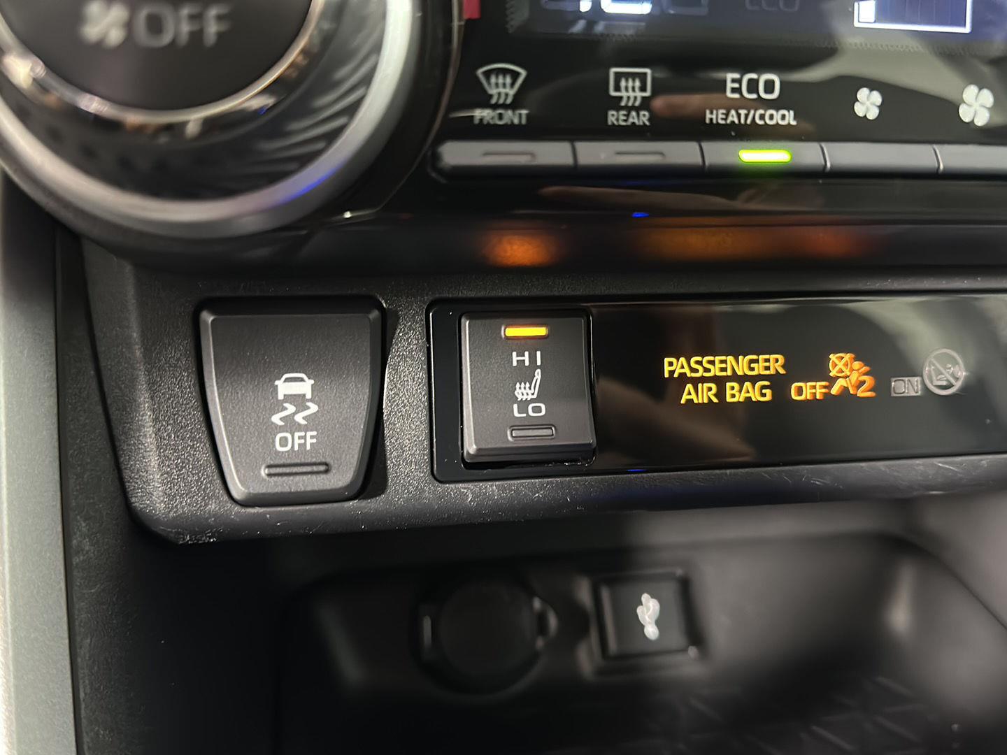 Used 2022 White Toyota XLE image 18