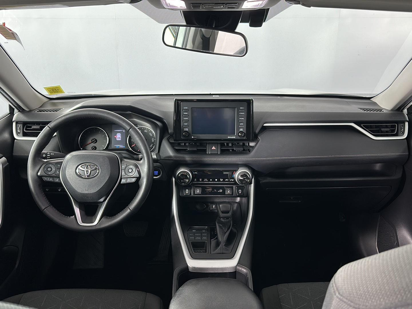 Used 2022 White Toyota XLE image 21