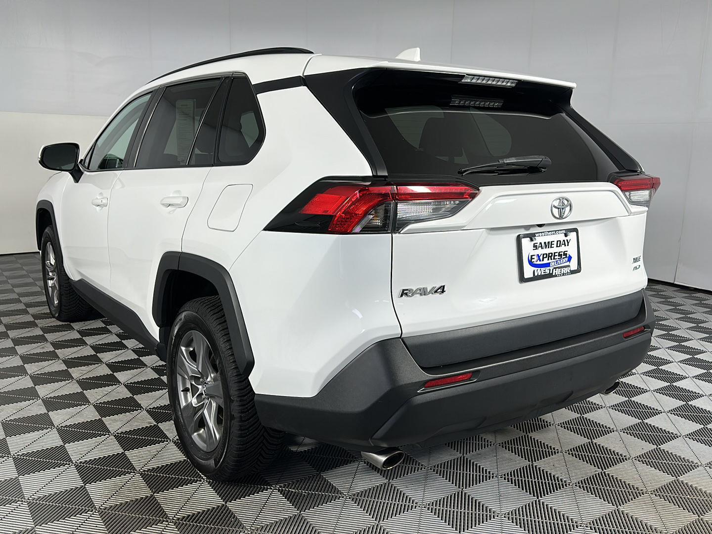 Used 2022 White Toyota XLE image 22