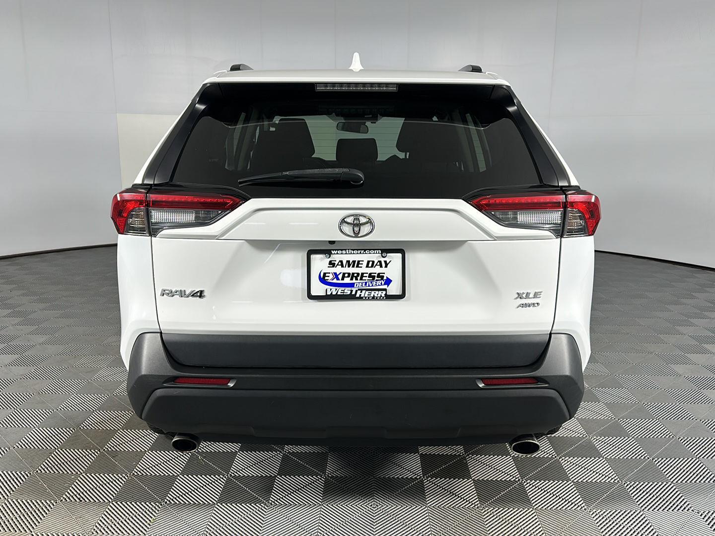 Used 2022 White Toyota XLE image 23