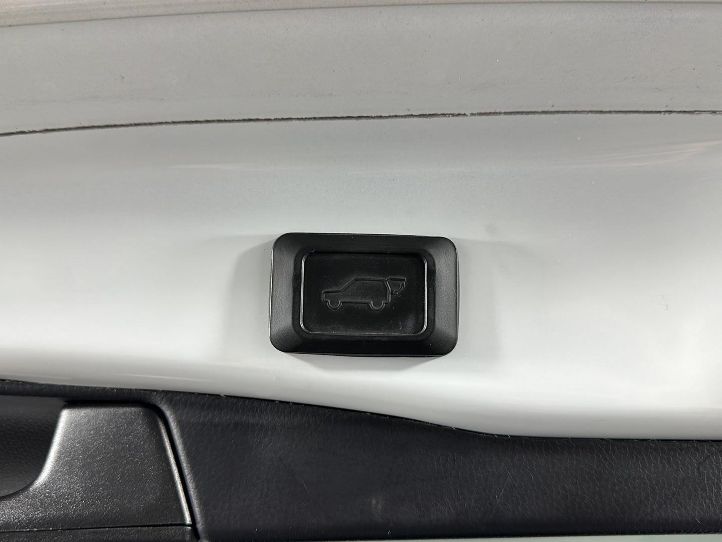 Used 2022 White Toyota XLE image 25