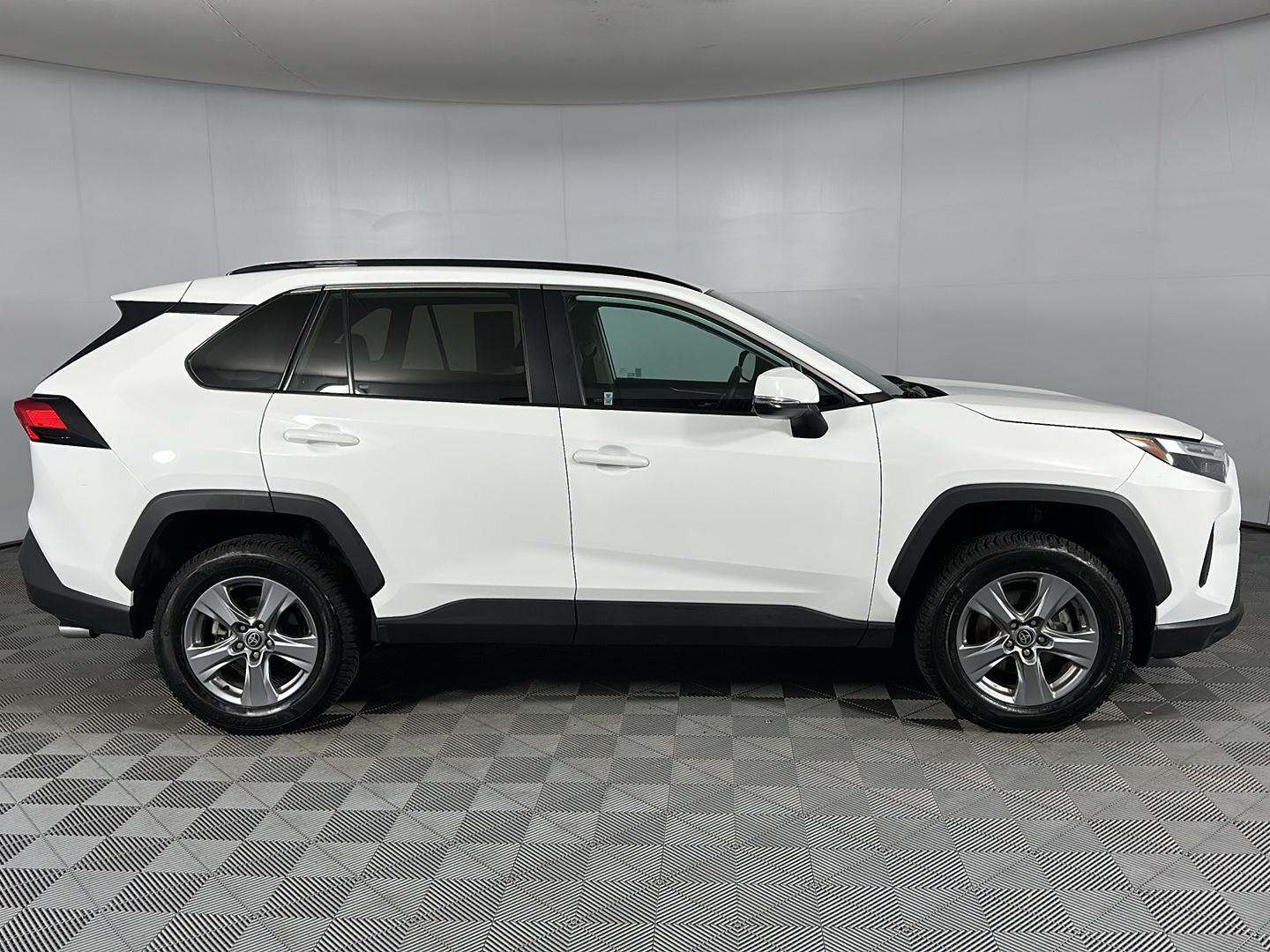 Used 2022 White Toyota XLE image 27