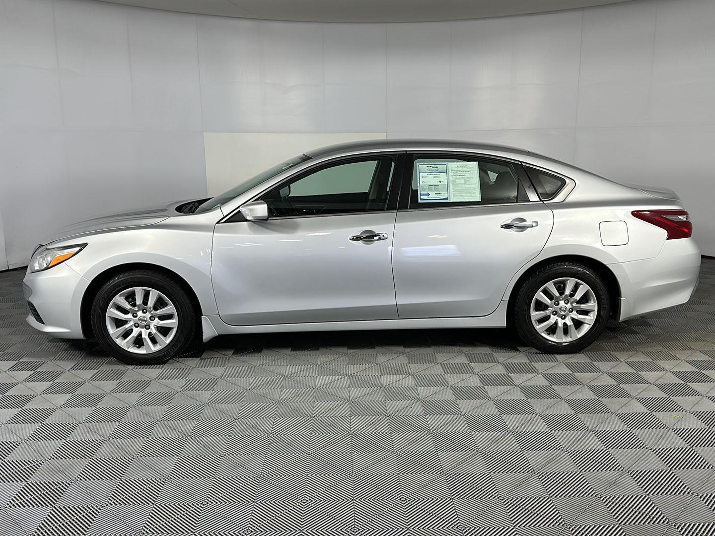 Used 2018 Brilliant Silver Nissan 2.5 S image 7