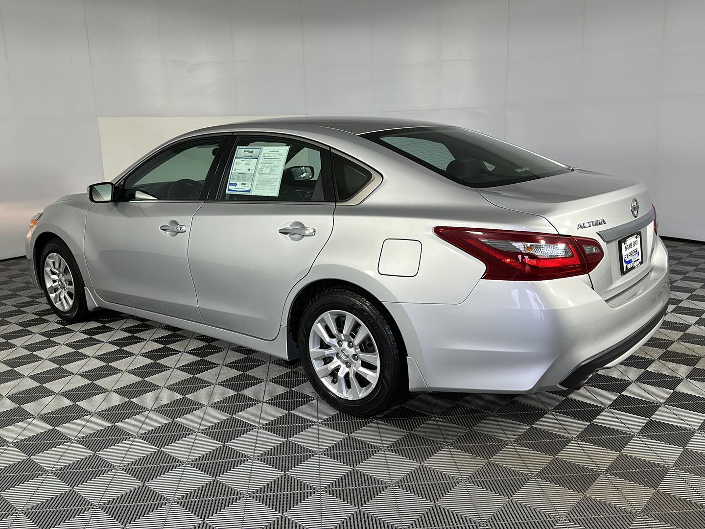 Used 2018 Brilliant Silver Nissan 2.5 S image 22