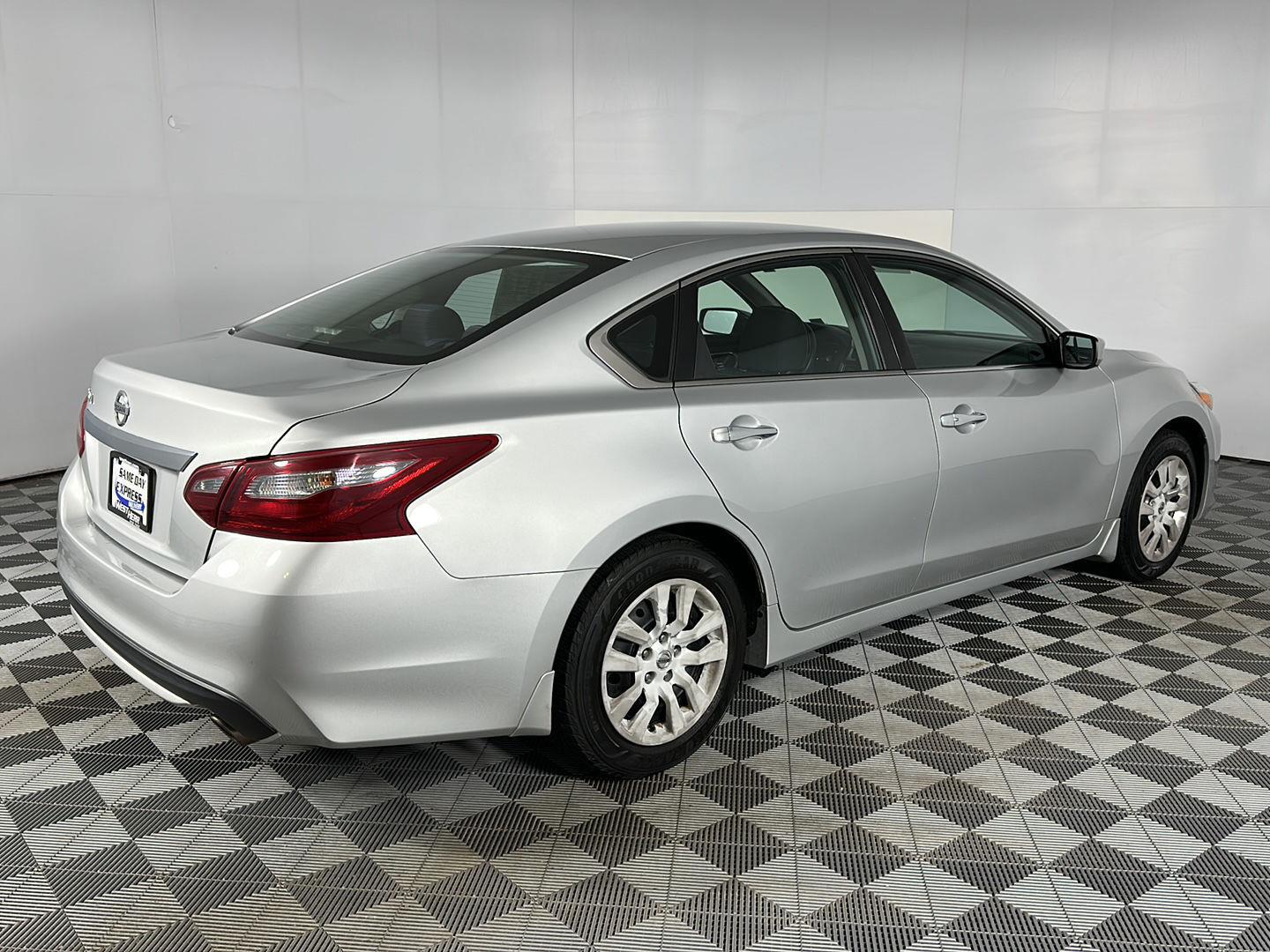 Used 2018 Brilliant Silver Nissan 2.5 S image 25