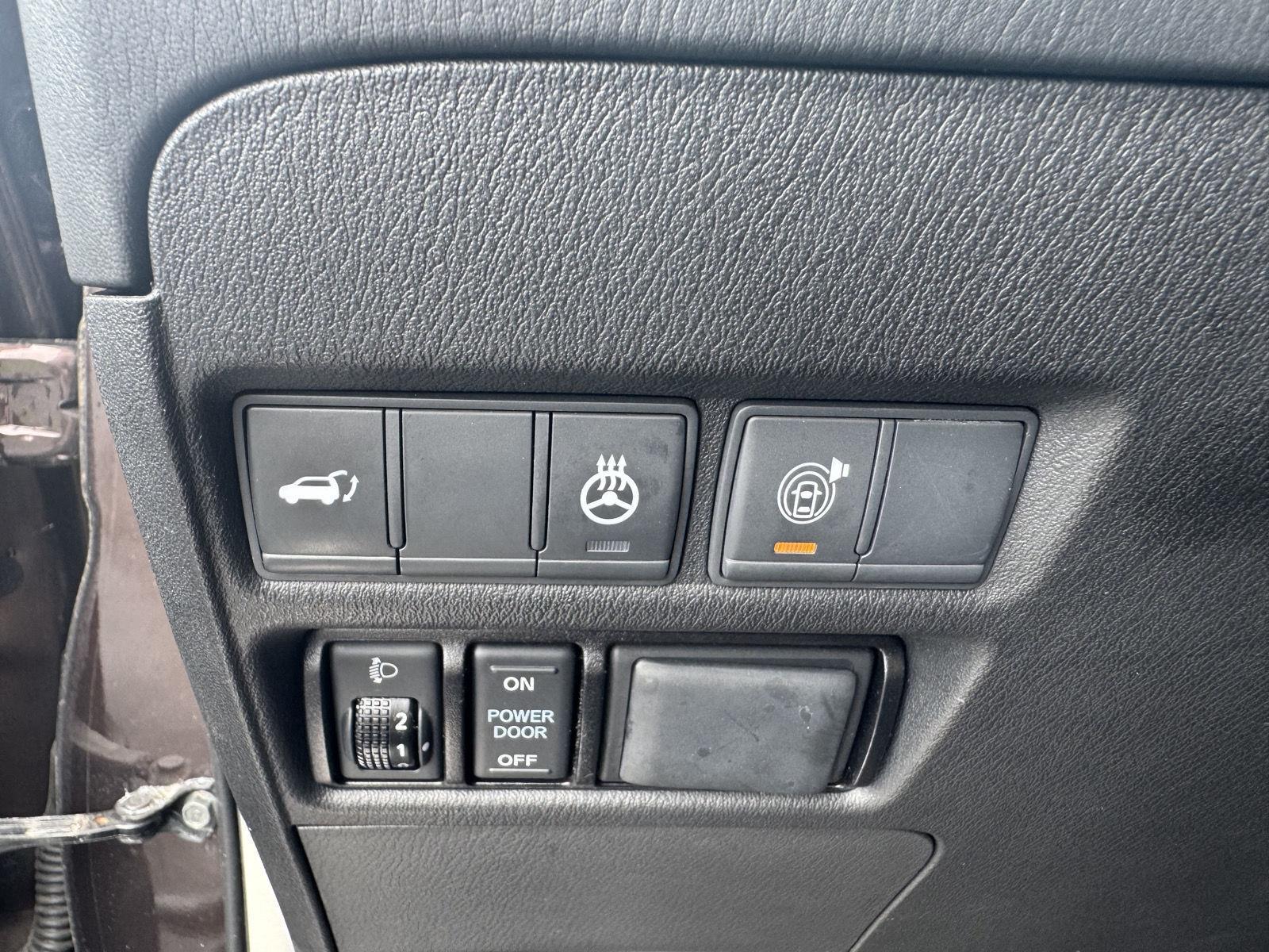 Used 2018 Mocha Almond Nissan Platinum image 17