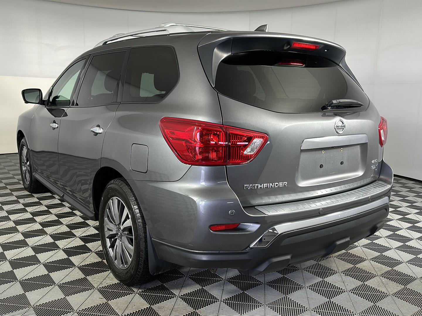 Used 2020 Gun Metallic Nissan SL image 27