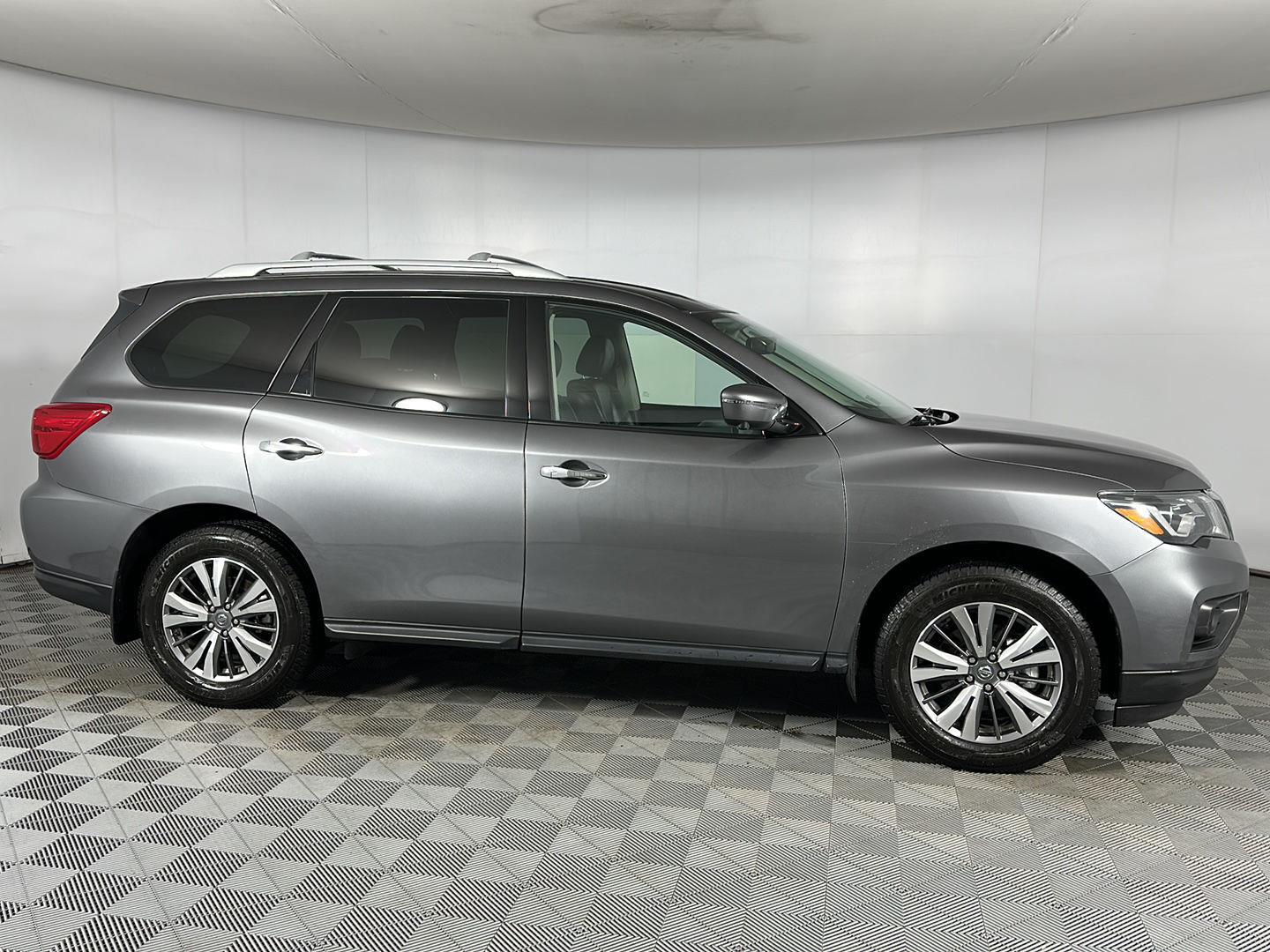 Used 2020 Gun Metallic Nissan SL image 32