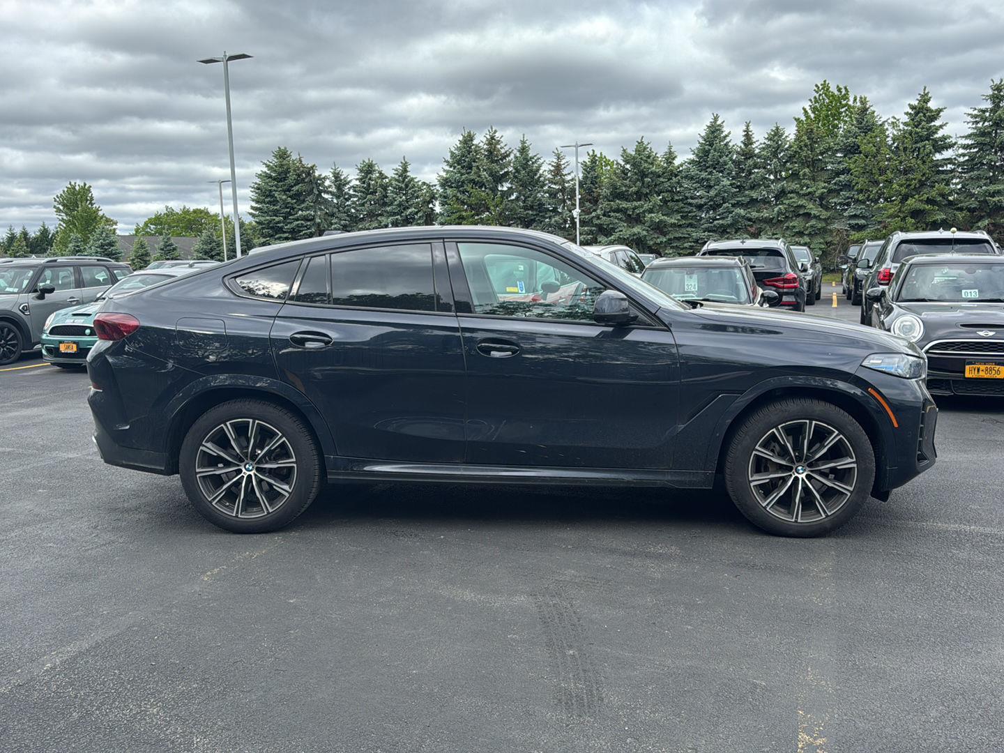 Used 2024  BMW xDrive40i image 2