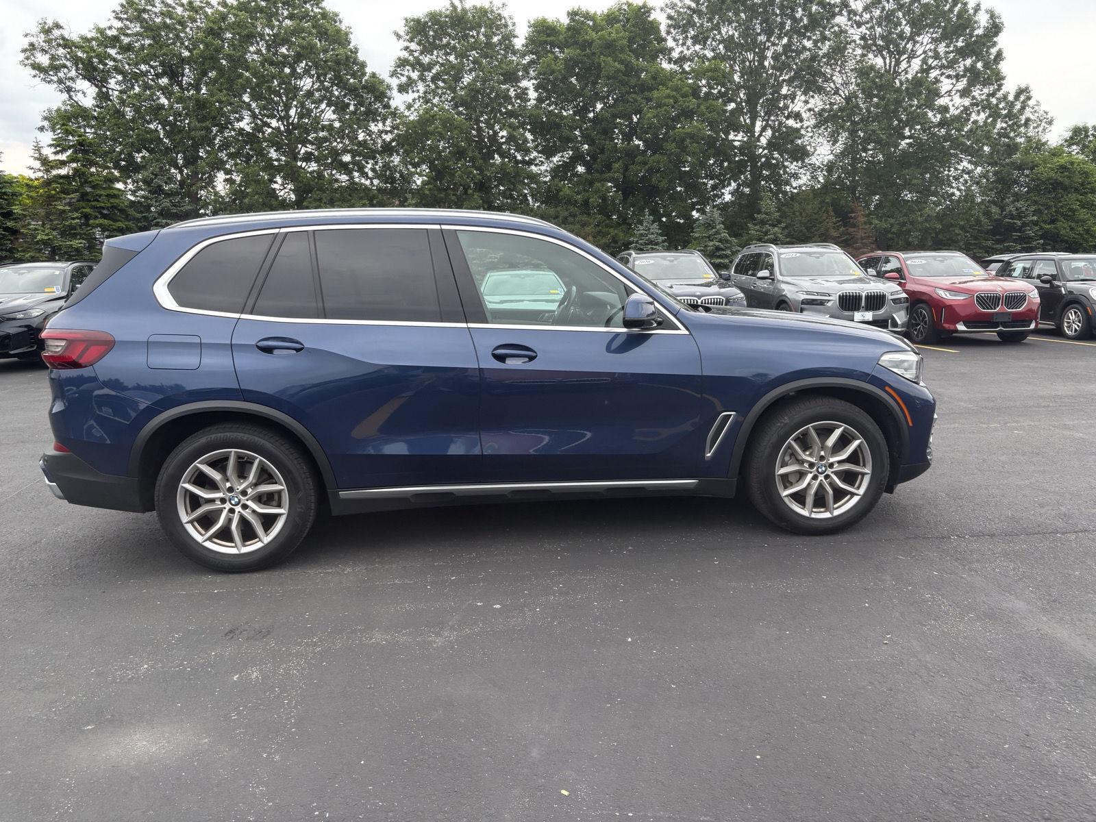 Used 2022 Phytonic Blue Metallic BMW xDrive40i image 9