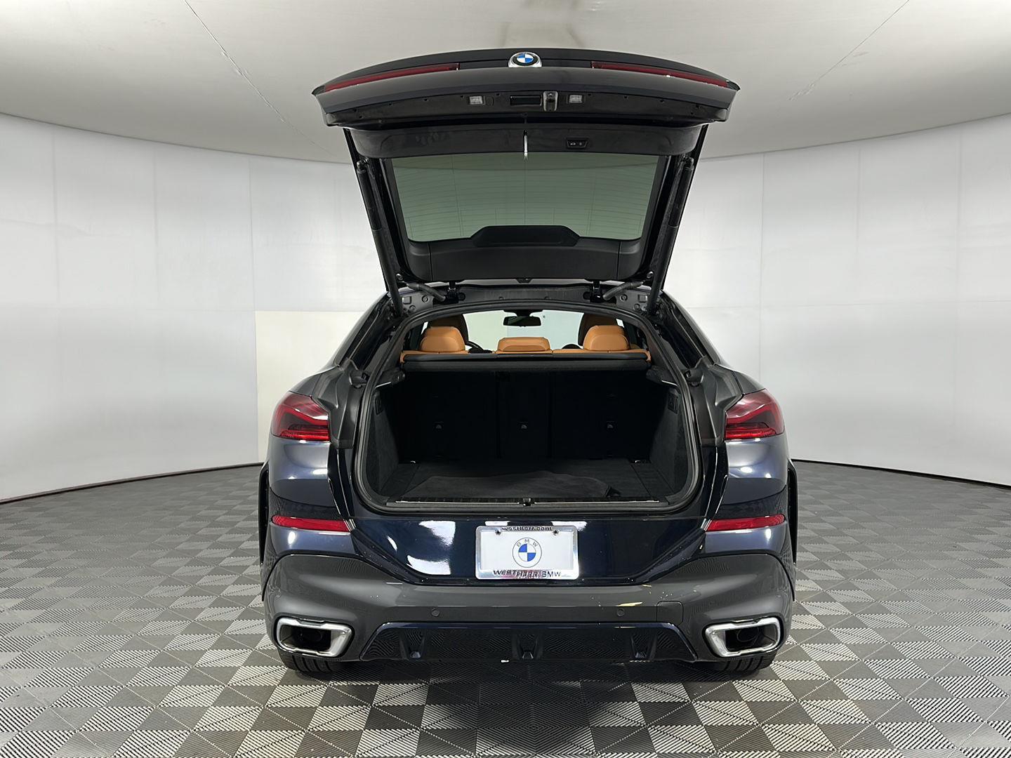Certified Used 2024  BMW xDrive40i image 25