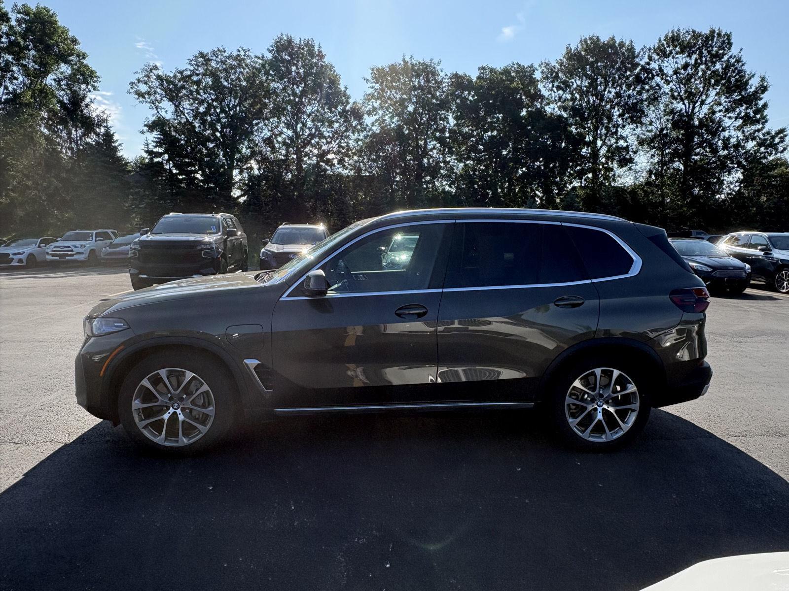 New 2026 Manhattan Green Metallic BMW xDrive50e image 4