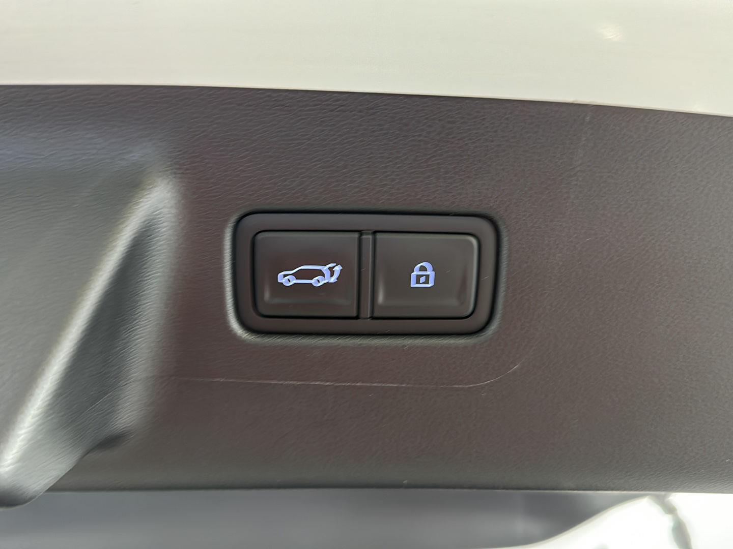 Used 2025 Serenity White Hyundai SEL image 31