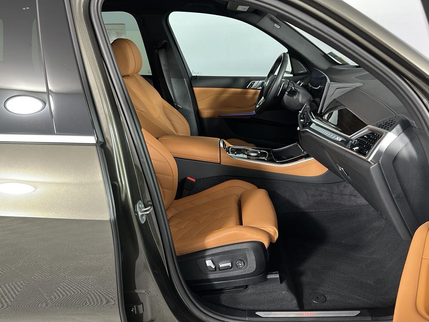 New 2026 Manhattan Green Metallic BMW xDrive50e image 15