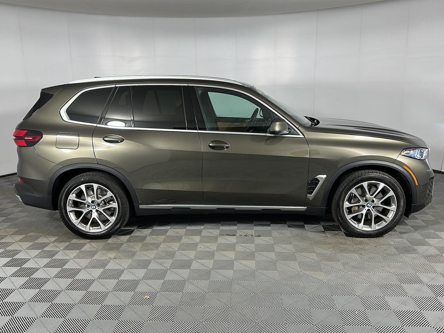New 2026 Manhattan Green Metallic BMW xDrive50e image 4