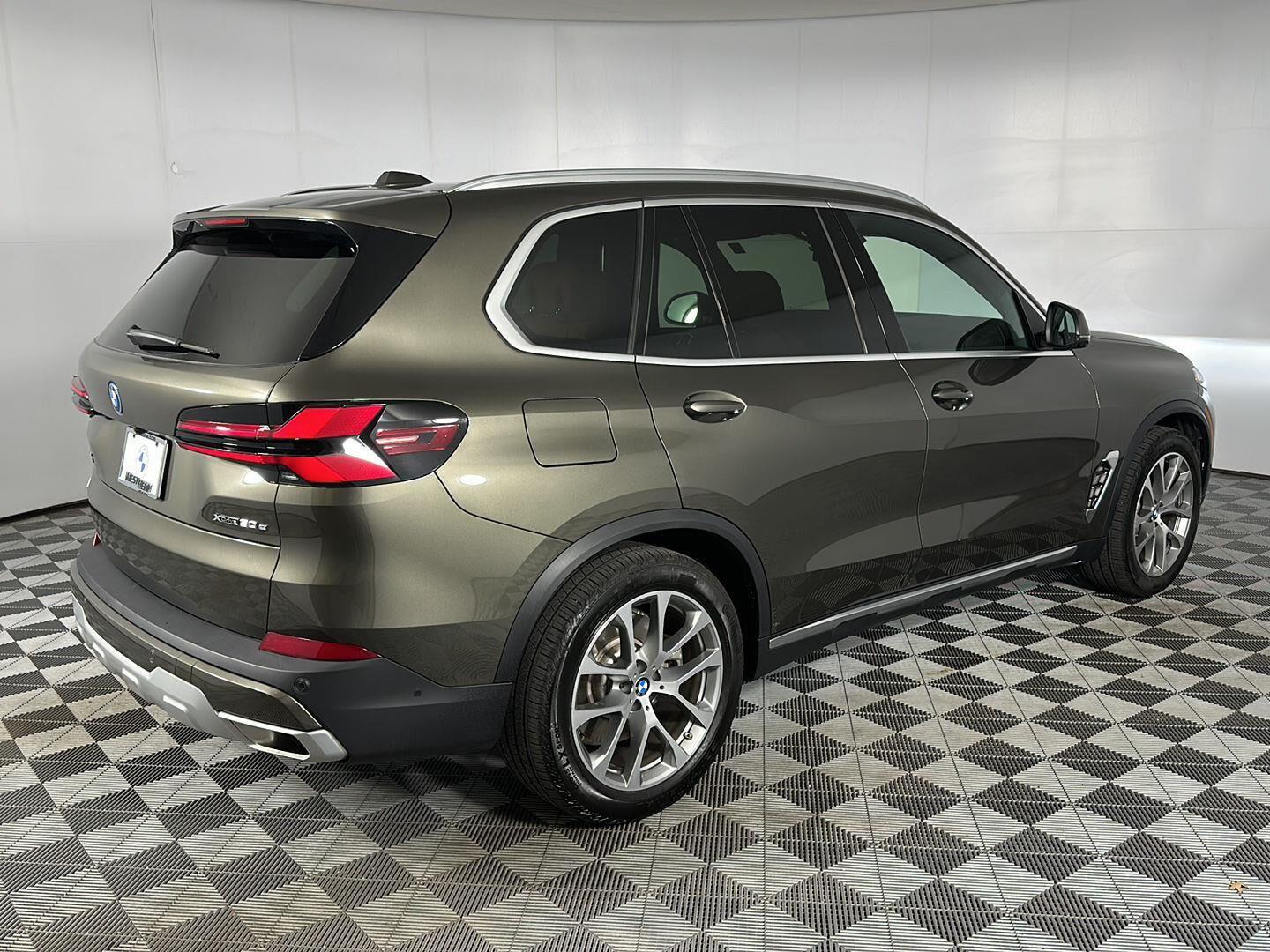 New 2026 Manhattan Green Metallic BMW xDrive50e image 5
