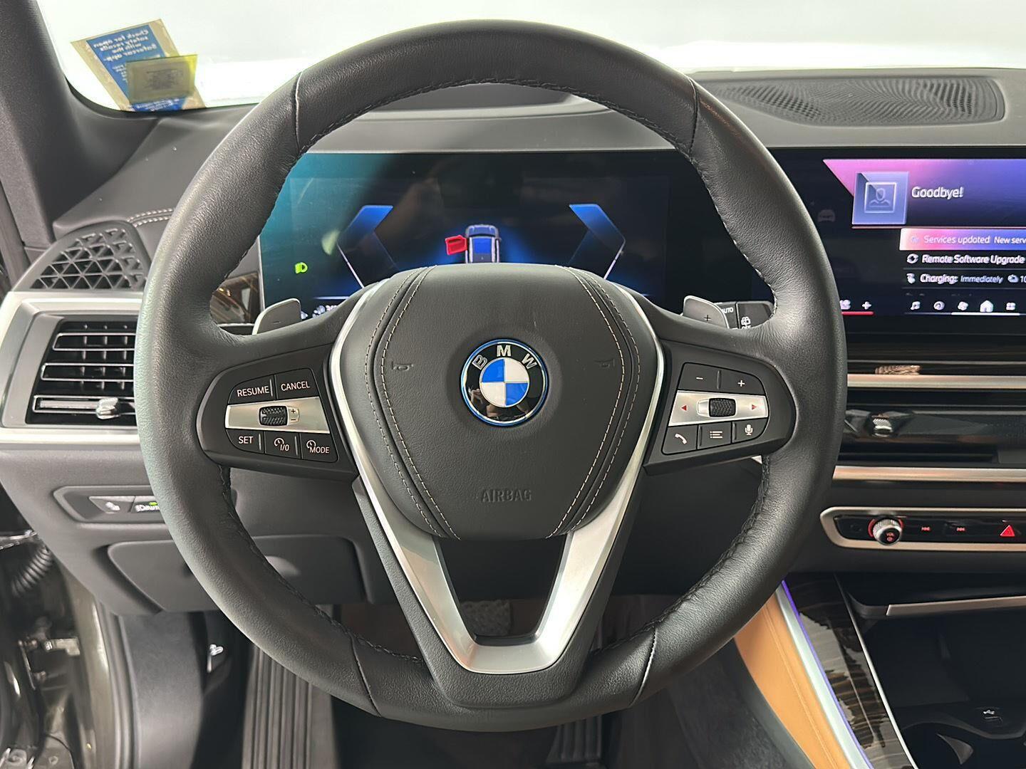 New 2026 Manhattan Green Metallic BMW xDrive50e image 28
