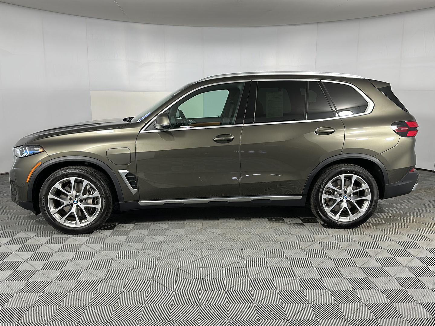 New 2026 Manhattan Green Metallic BMW xDrive50e image 9