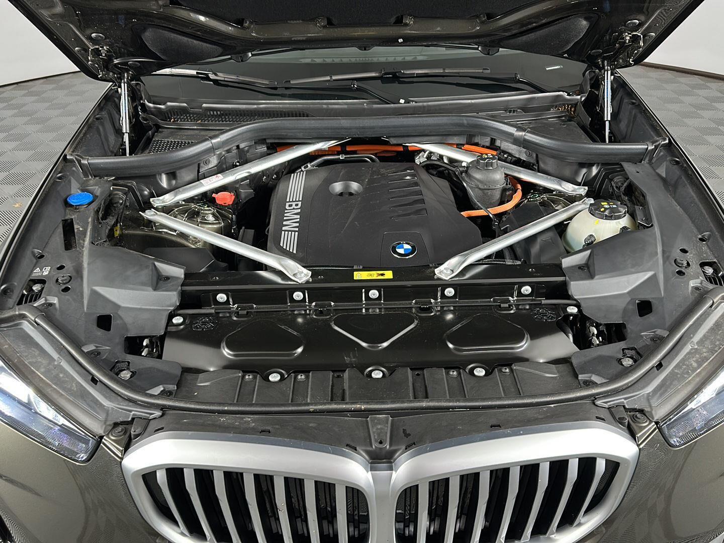 New 2026 Manhattan Green Metallic BMW xDrive50e image 32