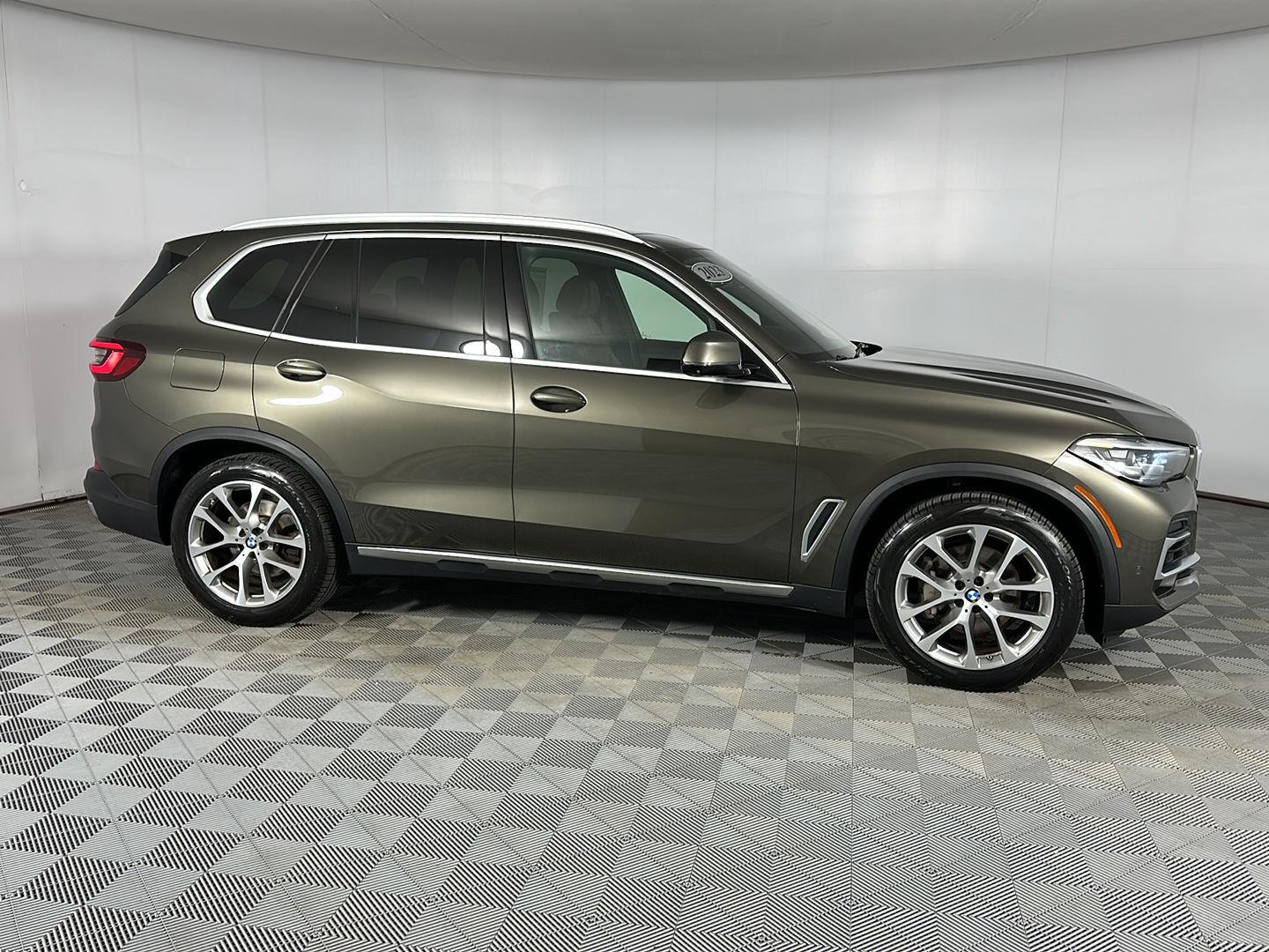 Certified Used 2023 Manhattan Green Metallic BMW xDrive40i image 6
