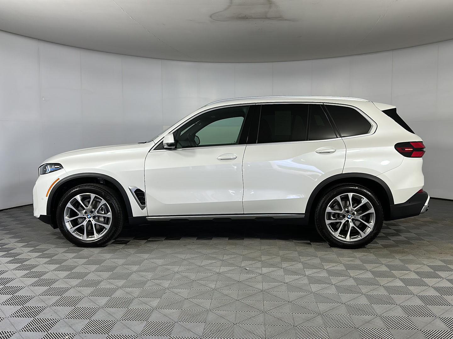 Used 2026 Mineral White Metallic BMW xDrive40i image 5