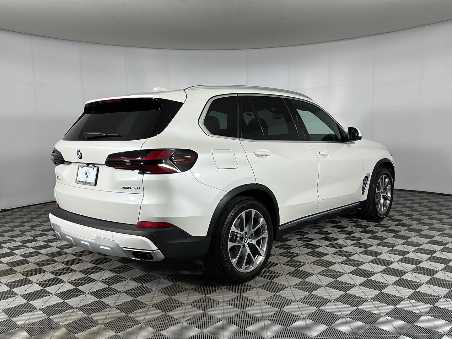 Used 2026 Mineral White Metallic BMW xDrive40i image 25