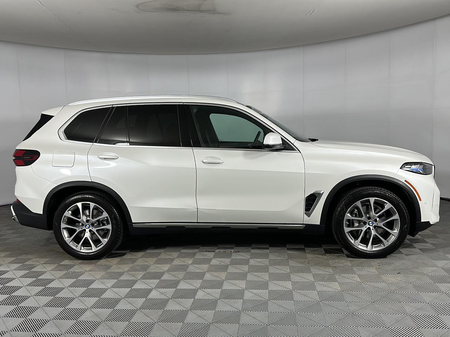 Used 2026 Mineral White Metallic BMW xDrive40i image 26