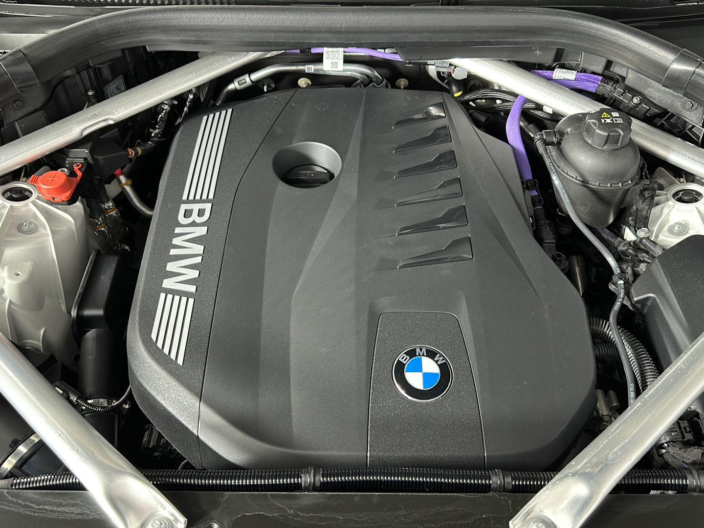 Used 2026 Mineral White Metallic BMW xDrive40i image 29