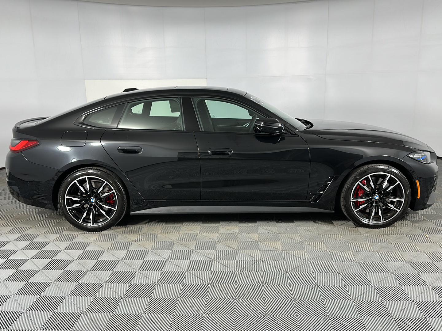 Used 2024 Black Sapphire Metallic BMW M440i xDrive image 29