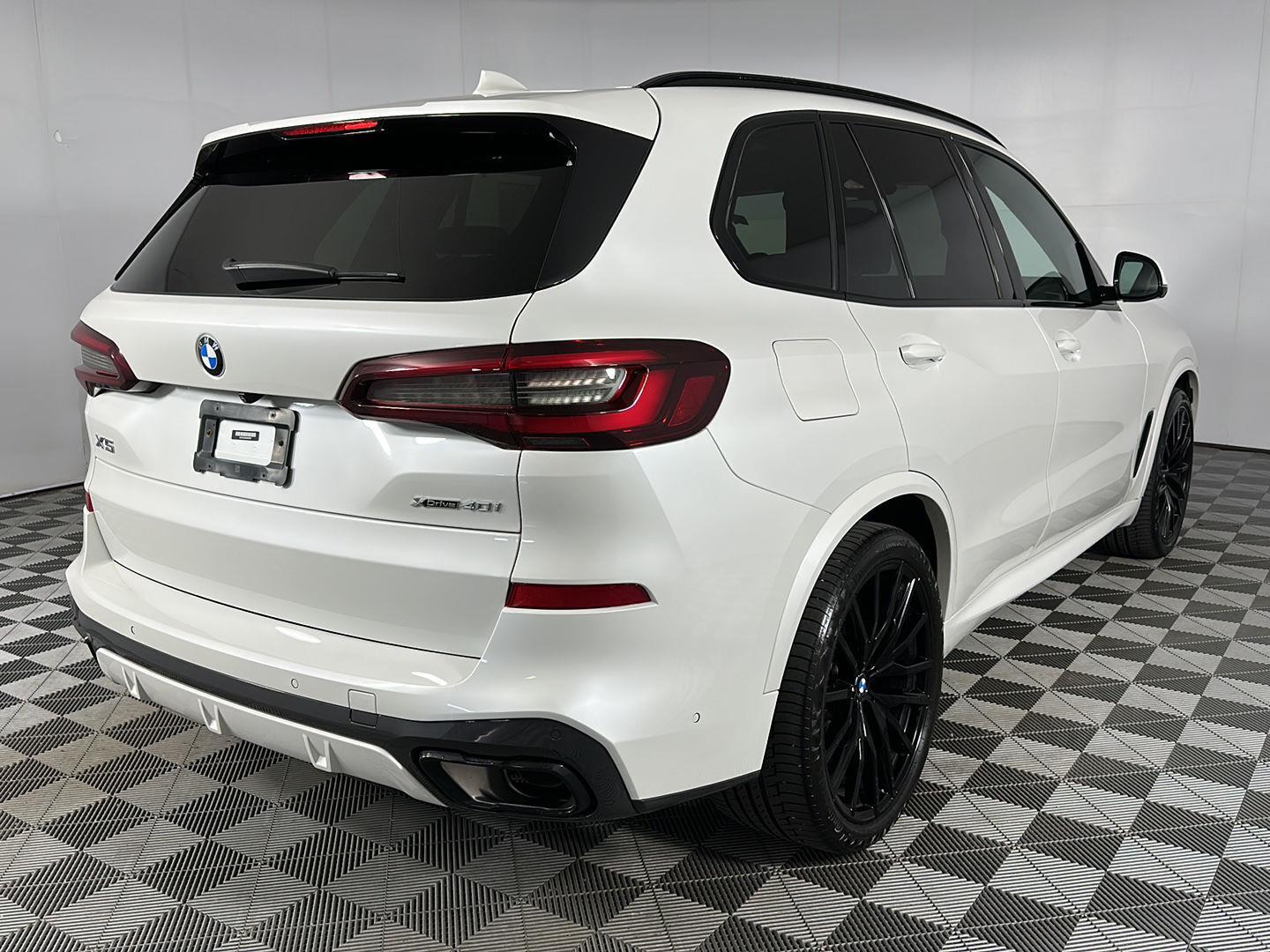 Used 2022 Mineral White Metallic BMW xDrive40i image 32