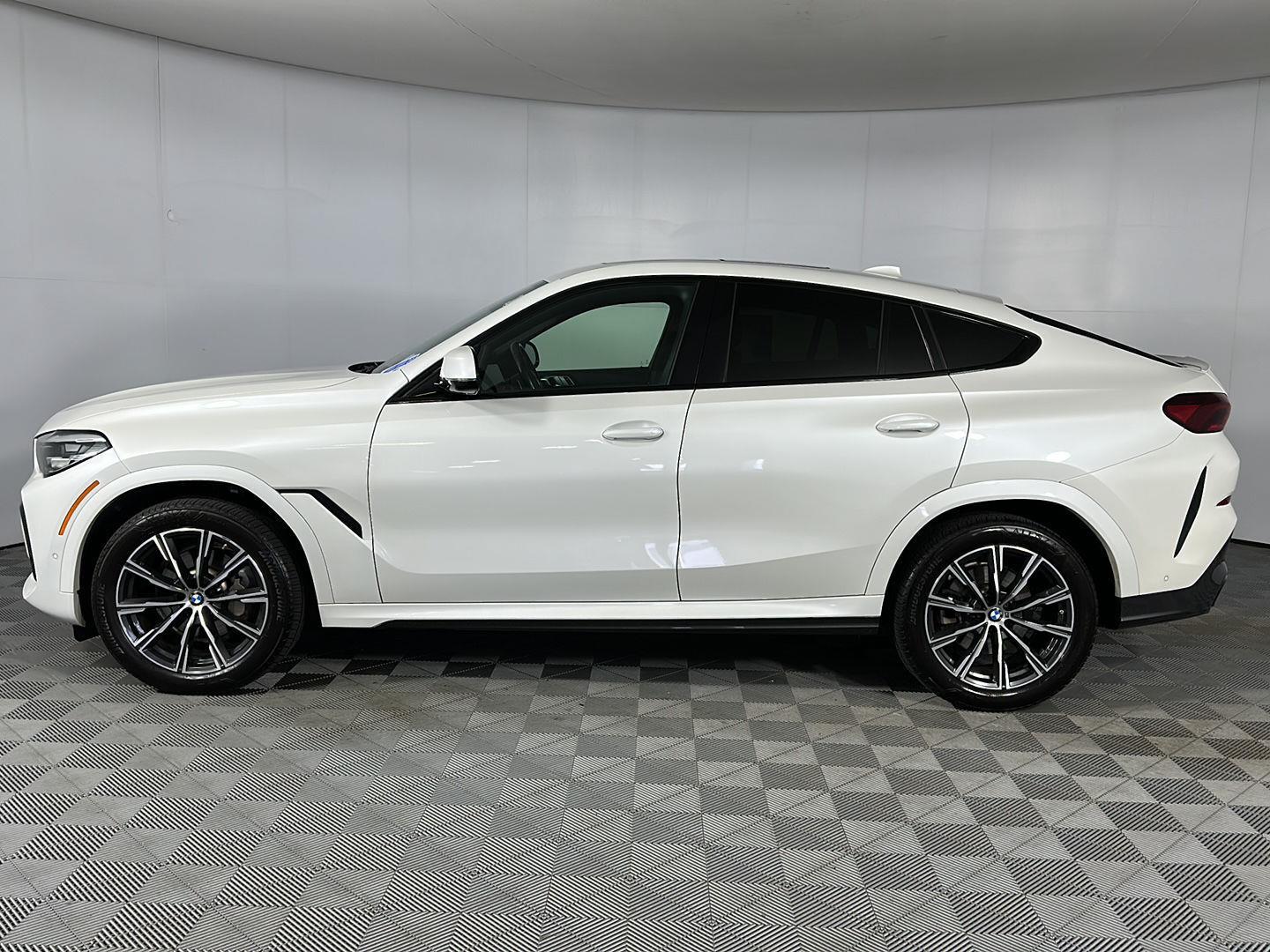 Used 2022 Mineral White Metallic BMW xDrive40i image 9