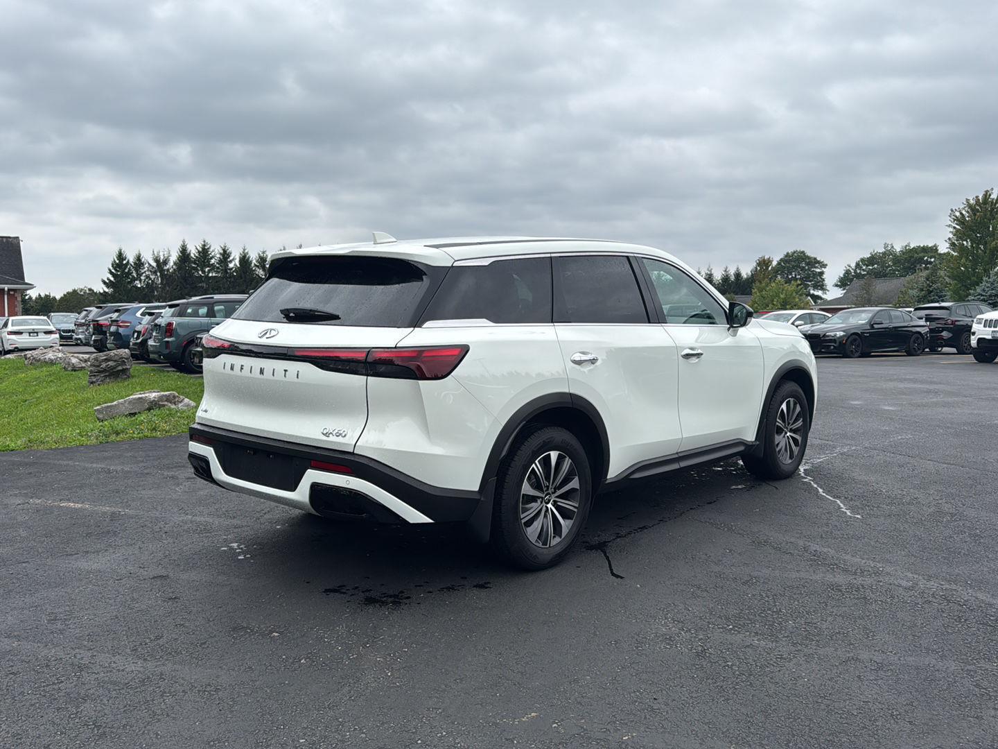 Used 2024 Glacier White INFINITI PURE image 3