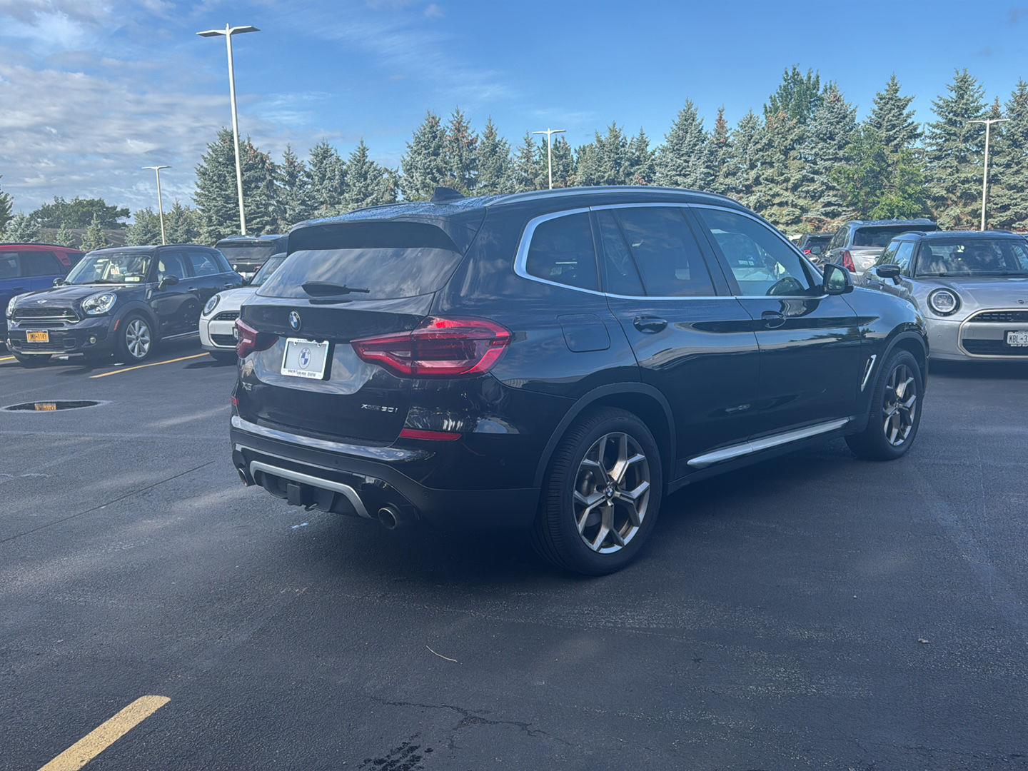 Used 2021 Black Sapphire Metallic BMW xDrive30i image 3