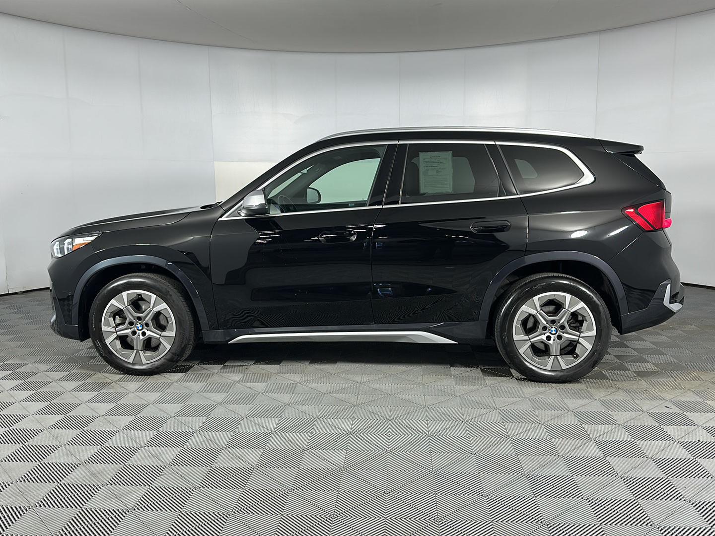 Used 2024 Jet Black BMW xDrive28i image 4