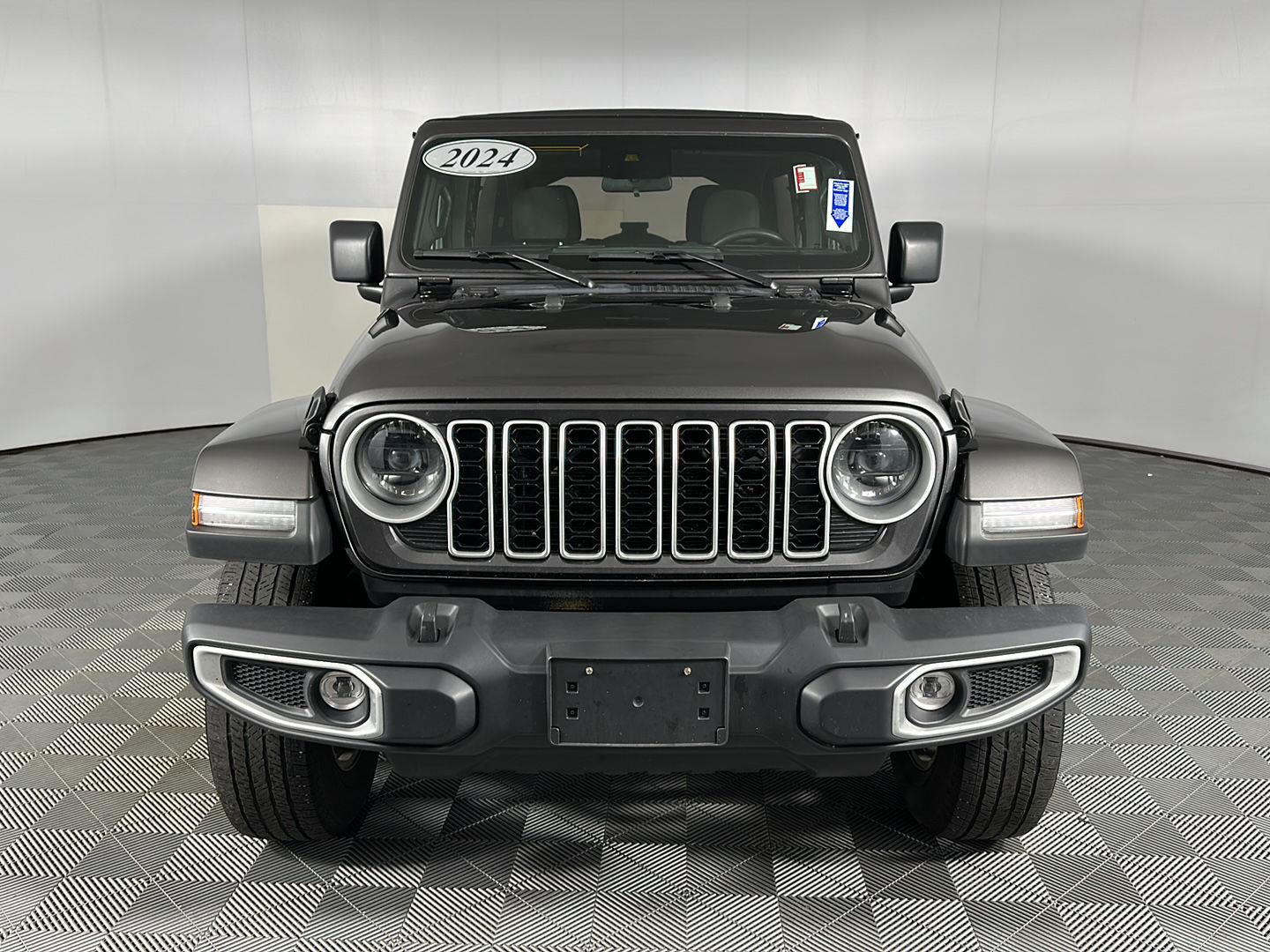 Used 2024 Granite Crystal Metallic Clearcoat Jeep Sahara image 6