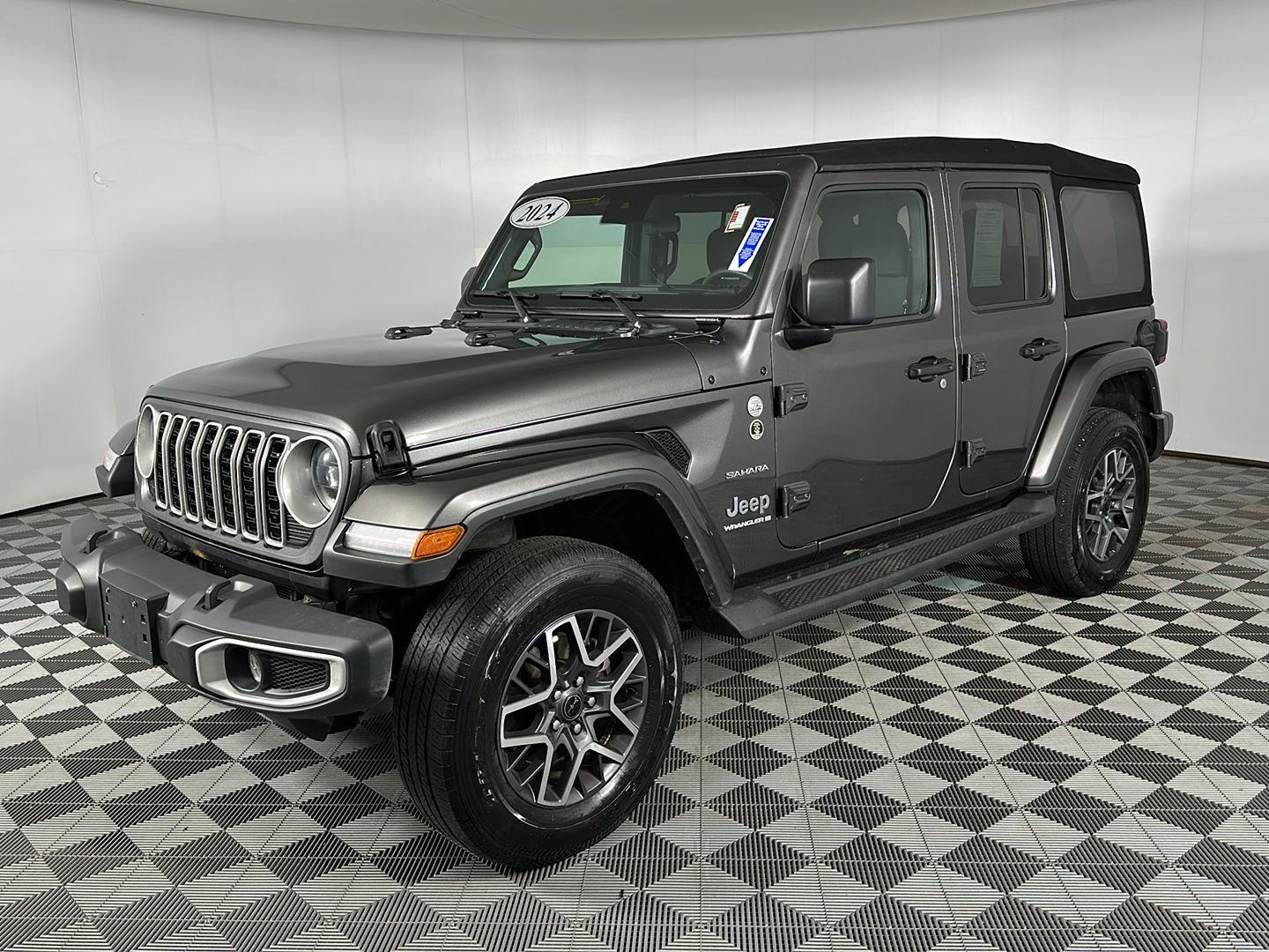 Used 2024 Granite Crystal Metallic Clearcoat Jeep Sahara image 7