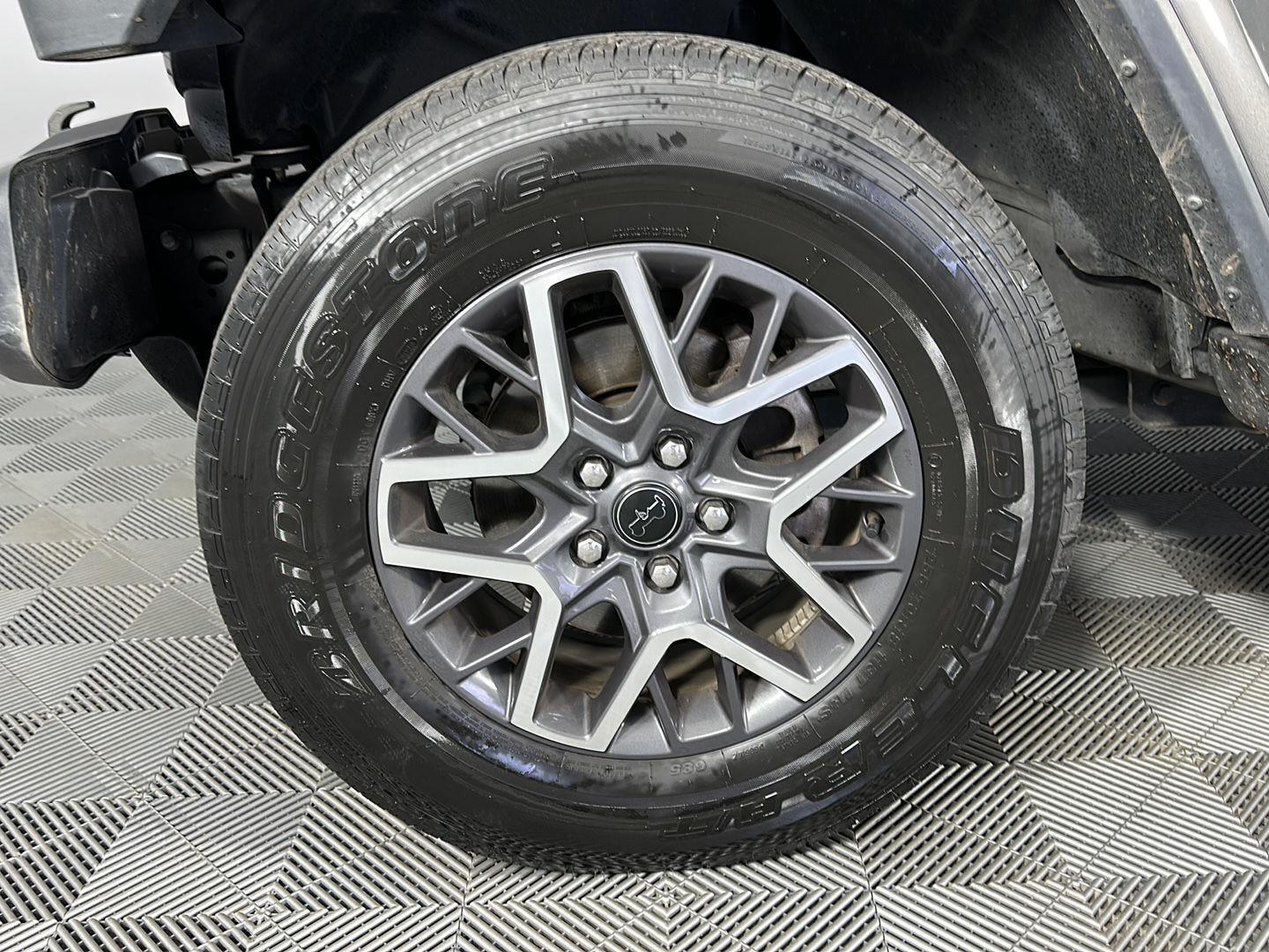 Used 2024 Granite Crystal Metallic Clearcoat Jeep Sahara image 9