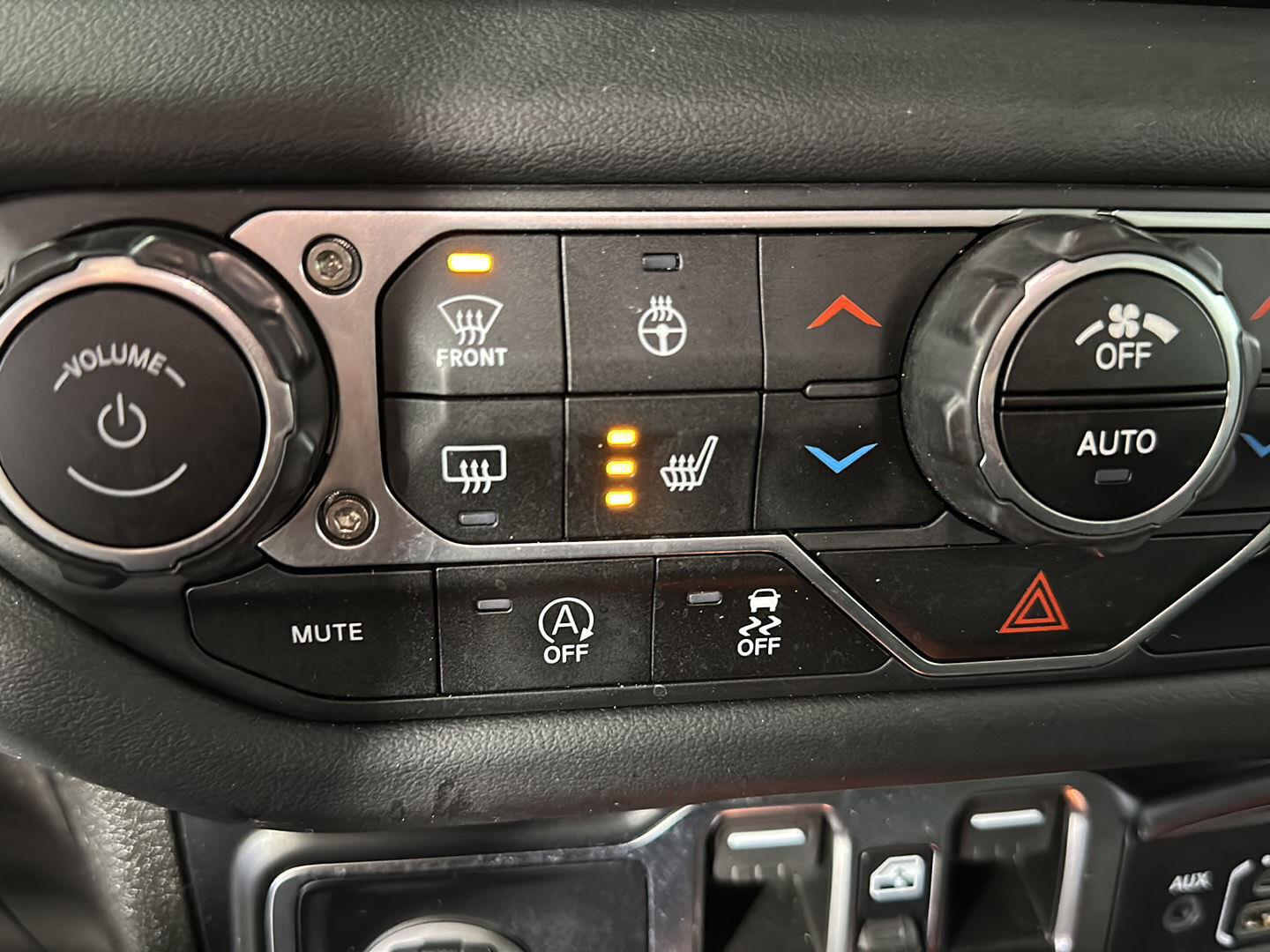 Used 2024 Granite Crystal Metallic Clearcoat Jeep Sahara image 14
